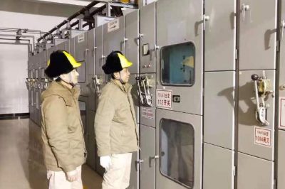 聯合運維、檢修、配網等工作人員對東關變10kV東明線進行更換CT工作