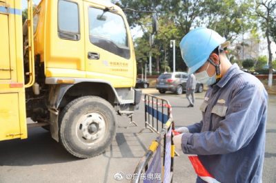 南方電網(wǎng)廣東東莞供電局的保電人員全程護(hù)航，助力“兩會(huì)”順利召開(kāi)